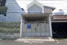 Rumah 2 Lantai, Kondisi Sangat Bagus, Dekat Ke Jalan 2 Mobil, Selangkah Ke Kokas, Dekat Ke Jl. Abdullah Syafei, Akses Mudah, Strategis, Dekat St. Tebet.