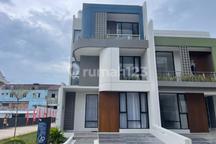 Dijual Rumah Mewah 3 Lantai Dalam Cluster Lokasi Pusat Kota Jalan Demang Lebar Daun