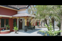 Rumah Vintage Menggoda Bonus Tanaman di Sukoharjo