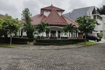 Rumah Cantik Dekat Area Perkantoran Garasi Luas