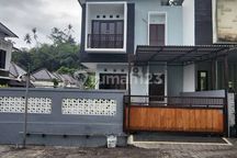 Disewakan Rumah Minimalis 2lantai Dekat Terminal Pesiapan Tabanan