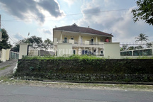 Rumah Lelang Parkiran Luas di daerah Cisaat Sukabumi