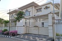 Dijual Rumah Mewah Full Furnished Lokasi Pakis Surabaya