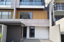 Rumah Cluster di Setraduta Bandung Fasilitas Kolam Renang Luas