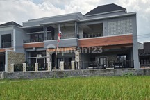 Private Pool Views Persawahan Sejuk Rumah Mewah 1,6 Km timur Stadion Maguwoharjo