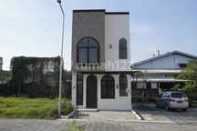 Rumah Modern Murah Strategis Lantai 2 Gresik Dekat dengan Surabaya Kota