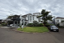 Rumah Hoek 3 Lantai dengan 5 Bedroom di Kota Wisata