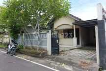 Rumah dengan Parkir Cukup Luas di Kori Nuansa Bukit - Jimbaran - Taman Griya Permai Area