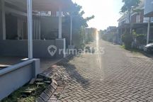 Surabaya Timur, Rungkut, Jual Murah Banget Miring Bawah Pasar Rumah Elit 2 Lantai Cakep Banget Surabaya Ga Sampai 1M Siap Huni Hanya 5 Menit ke Gunawangsa Merr