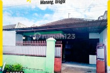 Disewakan Rumah Lega Nyaman Hadap Selatan dengan Carport Luas di Manang Grogol