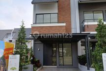 Dijual Rumah Cantik View Danau 2 Lantai di Bukit Golf Cibubur