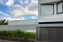 Rumah Modern Kedungu 4 Kamar, Fully Furnished & Pool