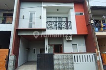 Rumah 2 Lantai Full Furnished Dekat Bandara Adi Soemarmo