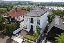 Rumah Mewah 2 Lantai, Furnished, View Pegunungan, Dengan Kolam Renang SHM di Sentul City, Bogor