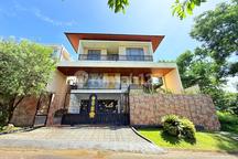 Rumah Mewah 3 Lantai dengan Kolam Renang di Cluster Eksklusif