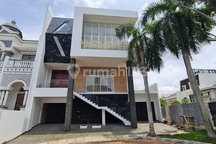 Rumah Pik Minimalis 3 Lantai Hoek Brandnew