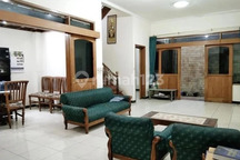 Rumah 2 Lantai S H M, Dekat Kampus Pasim di Pasteur Kota Bandung.