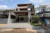 Rumah 2 Lantai Desain Modern Kontemporer di Taman Chrysant Bsd