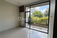 Turun Harga! Jarang Ada! Rumah Komplek, Private Pool, Siap Huni