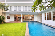 Luxurious Brand New House Full Furnished Desain American Classic di Kemang, Jakarta Selatan