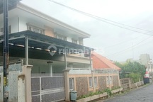 Sewa Rumah 2 Lantai View Laut dengan Parkiran Luas