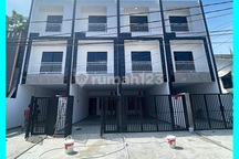 Chandra Rumah baru uk 3,5x19.2m jalan 3 mobil di tanjung duren