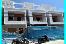 Chandra Rumah Baru Ukuran 4.3X18m Jalan 3 Mobil di Duri Kepa