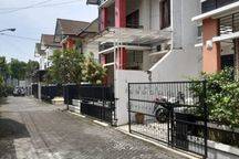 Rumah dalam perumahan barat Patangpuluhan 