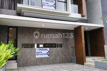 Rumah Citraland Dekat Graha Family Pakuwon Indah Wiyjng