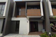 Disewakan Rumah 2 Lantai Baru Di Summarecon Crown Gading