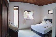 Beli Tanah Bonus Rumah 4 Kamar Lokasi Dekat Lapangan Lumintang, Denpasar Utara, Harga Dibawah 2m