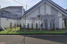 Rumah cantik lokasi strategis di safira menganti sby barat
