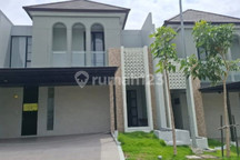 Rumah 2 Lantai Siap Huni di Citra Land Kedamean Baratnya Surabaya Dekat Tol