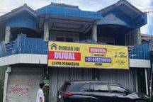 DIJUAL CEPAT RUMAH TINGKAT & RUKO DIBAWAH. LOKASI STRATEGIS DI PERUM MANGKALAYA SUKABUMI DAN LINGKUNGAN NYAMAN DAN ASRI. LOKASI AMAN STRATEGIS DAN DEPAN KECAMATAN DESA