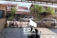 Rumah Disewakan , Terletak Di Pusat Kota Samarinda, Dekat Ke Mall Dan Pusat Perbelanjaan Lainnya . Cocok Untuk Usaha Kantor, Katering , Wisma Atlet, Mess Karyawan Perusahaan 