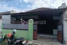 Disewakan Rumah Lega Nyaman Hadap Selatan dengan Carport Luas di Manang Grogol