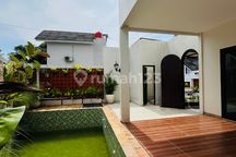 Rumah, 2 Lantai, SHM, Siap Huni Ada Kolam Renang dengan Ukuran Besar di Sleman