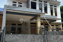 Rumah 2 Lantai Plus Rooftop Dekat Stasiun Jurang Mangu.