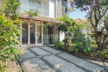 Rumah Siap Huni dengan Taman yang Cantik