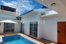 Baru Jadi! Villa Modern Elegan Private Pool  Kutuh, Kuta Selatan