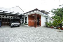 DISEWAKAN RUMAH SEMI FURNISH ADA KOLAM RENANG DEKAT MALL BSB PERUMAHN  PUPUK