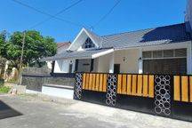 Rumah Mewah Gaya Retro Klasik Dekat Kampus UII Yogyakarta 