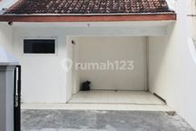 Rumah 2 Kamar Tidur di Solo Dlm Perumahan Ada Garasi Mobil