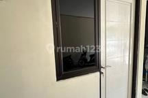 Dikontrakan Rumah dgn 2 Kamar tidur dan bisa parkir mobil