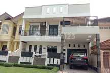 Rumah Modern 2.5 Lantai di Komplek Royal Sumatera