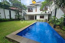 Disewakan Rumah Cantik Asri Dalam Compound Dekat Sekolah Ais dan Sekolah New Zealand dan Kuliner dan Perkantoran Area Kemang Jakarta Selatan