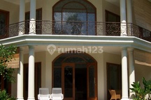 Dijual Cepat Rumah Mewah Harga Murah Tanah Luas Bisa Investasi Karna Saat Ini Ada Penyewa Dan Tinggal Lanjut Saja. Lokasi Strategis Dekat Sekolah New Zealand Dan Kuliner Dan Sekolah Internasional Harga Nego Sampai Deal Area Kemang Jakarta Selatan