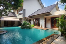 Disewakan Rumah Mewah Design Tropical Resort Parkir Banyak dan Tanah Luas Ada Paviliun Lokasi Strategis Dekat Sekolah Internasional dan Dekat MRT dan Dekat Pondok Indah dan Kebayoran Baru Area Cipete Cilandak Jakarta Selatan