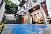 Rumah Mewah Industrial 2 Lt Ada Private Pool Solo Kota