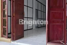 DISEWAKAN MURAH, RUMAH BESAR 4 KT DI KUTA DEKAT AIRPORT - TINGGAL DI REFRESH BUAR RAPI